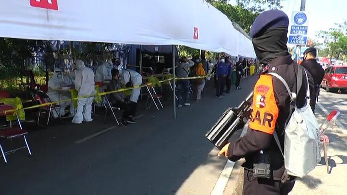 Selain Lempar Petasan, Massa juga Rusak Pagar Suramadu Hingga Ditembak Gas Air Mata