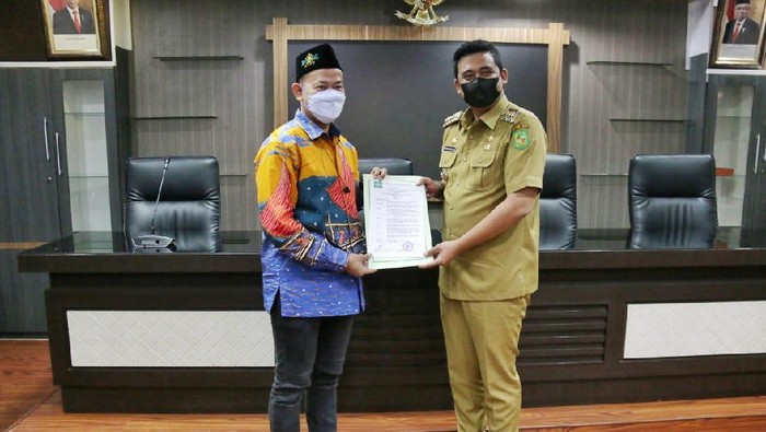 Ketum PP SNNU Witjaksono menyerahkan SK Waketum PP SNNU ke Walkot Medan Bobby Nasution, di Balai Kota Medan, Selasa (22/6/2021).