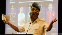 Diketahui Komisaris Jenderal Paulus Waterpauw adalah orang Papua pertama yang meraih jenderal bintang tiga di Kepolisian Republik Indonesia.  