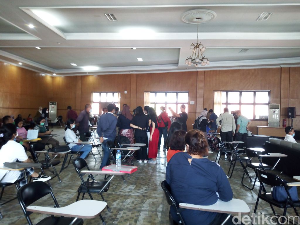Suasana orang tua murid yang geruduk Kantor Disdik Sumut, 22 Juni 2021. (Datuk Haris Molana/detikcom)