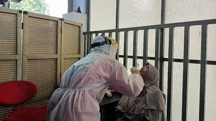 Suasana tes antigen di Stasiun Tanah Abang.