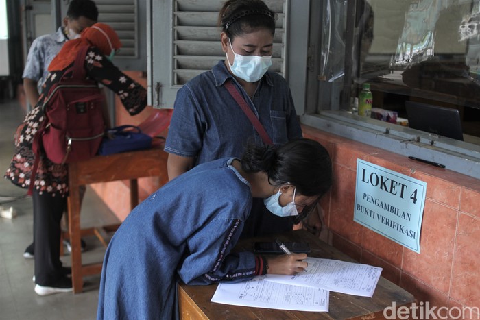 Pendaftaran PPDB 2021 jenjang SMP di Yogyakarta sudah dibuka. Sejumlah orang tua pun berdatangan ke sekolah untuk mendaftarkan putra-putri mereka.