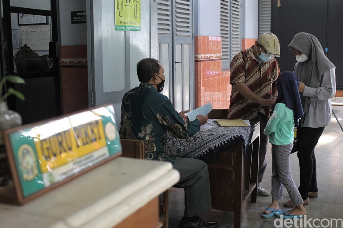 Pendaftaran PPDB 2021 jenjang SMP di Yogyakarta sudah dibuka. Sejumlah orang tua pun berdatangan ke sekolah untuk mendaftarkan putra-putri mereka.