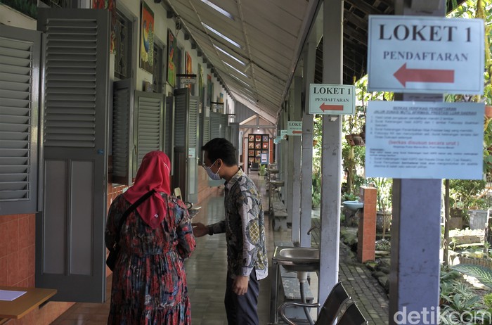 Pendaftaran PPDB 2021 jenjang SMP di Yogyakarta sudah dibuka. Sejumlah orang tua pun berdatangan ke sekolah untuk mendaftarkan putra-putri mereka.