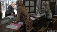 Sejumlah petugas sekolah membantu proses pendaftaran PPDB 2021 jenjang SMP di  Sekolah Menengah Pertama Negeri 4 Kota Yogyakarta.