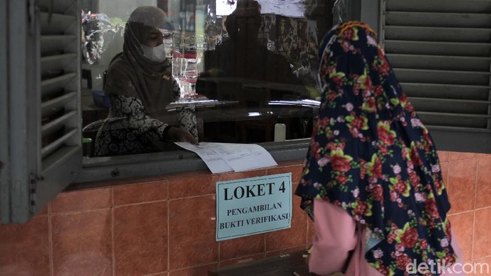 Sudah Dibuka, Begini Suasana Pendaftaran PPDB SMP di Yogyakarta Pendaftaran PPDB 2021 jenjang SMP di Yogyakarta sudah dibuka. Sejumlah orang tua pun berdatangan ke sekolah untuk mendaftarkan putra-putri mereka.