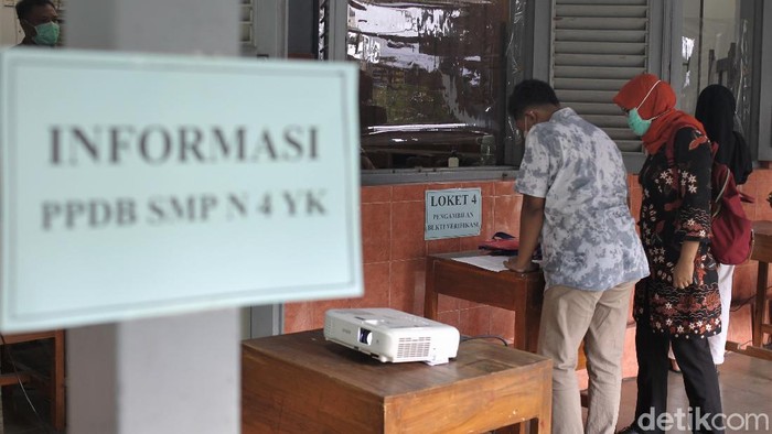Pendaftaran PPDB 2021 jenjang SMP di Yogyakarta sudah dibuka. Sejumlah orang tua pun berdatangan ke sekolah untuk mendaftarkan putra-putri mereka.