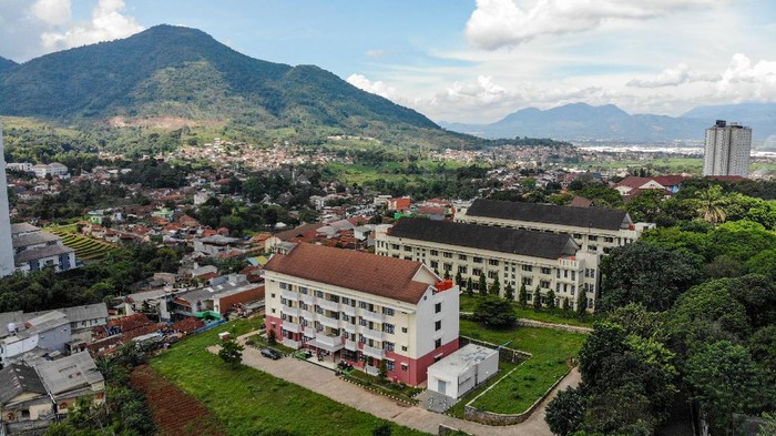 Asrama PUPR Kampus Unpad Jatinangor disiapkan jadi rumah sakit darurat. Hal itu dilakukan agar pasien COVID-19 mendapat penanganan dengan baik.