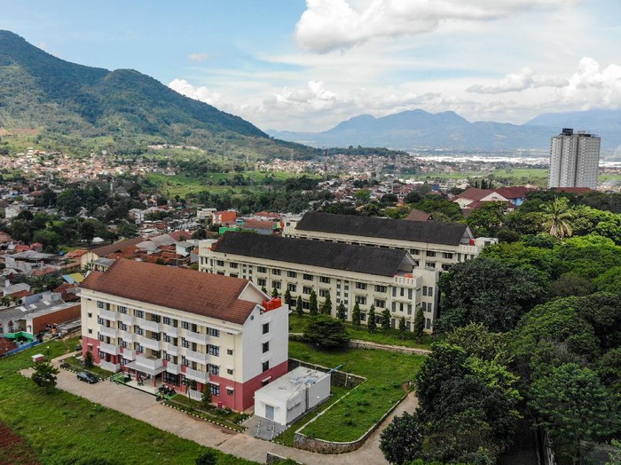 Asrama PUPR Kampus Unpad Jatinangor disiapkan jadi rumah sakit darurat. Hal itu dilakukan agar pasien COVID-19 mendapat penanganan dengan baik.