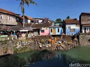 Tanggul Anak Sungai Cikapundung Bandung Kembali Ambrol