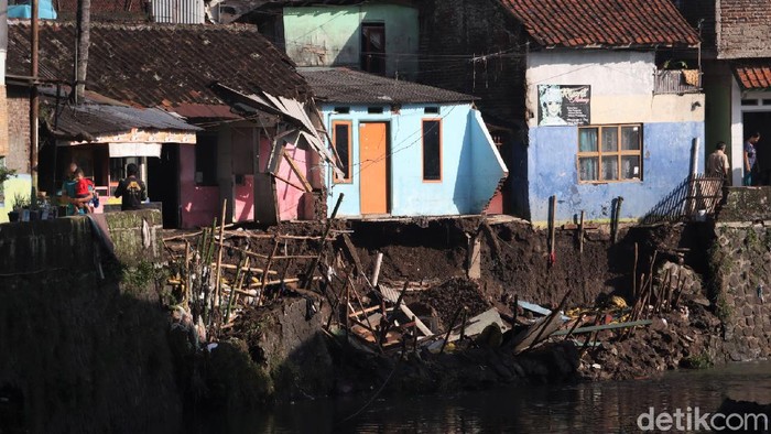 Tanggul Sungai Anak Cikalundung di Kota Bandung kembali ambrol. Ada tiga rumah yang terancam longsro akibat ambrolnya tanggul tersebut.