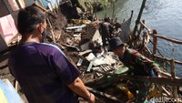 Dari informasi yang dihimpun, sebelumnya tanggul sungai tersebut pernah ambrol, namun saat ini kondisnya melebar setelah hujan hari kemarin. Tanggul sungai itu memiliki panjang sekitar 5-6 meter dan memilki panjang 10-15 meter. 