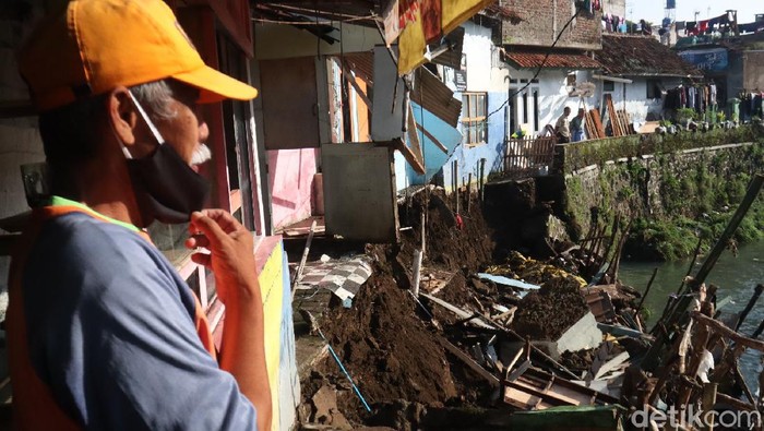 Tanggul Sungai Anak Cikalundung di Kota Bandung kembali ambrol. Ada tiga rumah yang terancam longsro akibat ambrolnya tanggul tersebut.