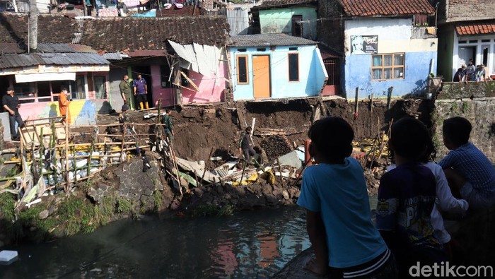 Tanggul di Bandung Ambrol, 3 Rumah Terancam Longsor Tanggul Sungai Anak Cikalundung di Kota Bandung kembali ambrol. Ada tiga rumah yang terancam longsro akibat ambrolnya tanggul tersebut.