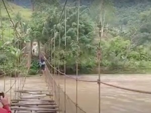 Tolong! Siswa di Sulbar Bergelantung di Tali Jembatan Demi ke Sekolah