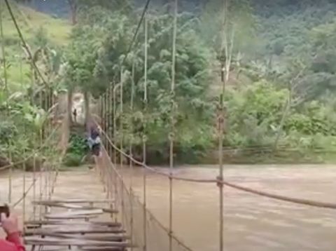 Tangkapan layar video viral pelajar bergantung di tali jembatan gantung di Mamasa, Sulbar.