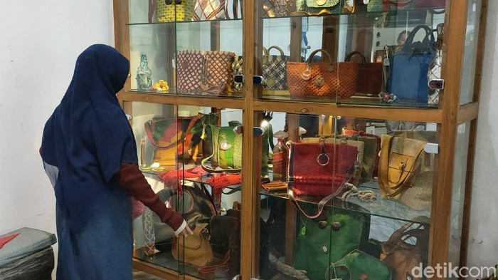 Di Kota Kediri ada kerajinan tas yang tidak mudah dipelajari sehingga hasilnya begitu bernilai. Namanya kerajinan tas makrame.