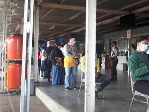 Ramai Peminat, Tes Antigen Acak di Stasiun Bekasi Antre Pagi Ini