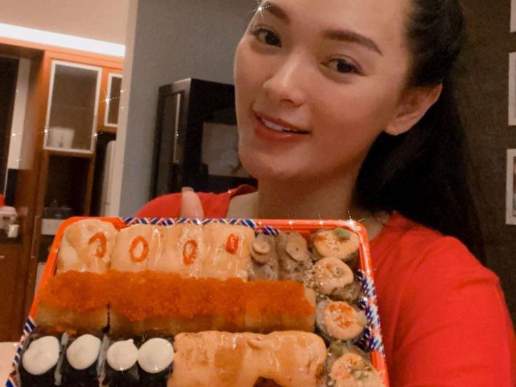 Urus Anak Sambil Asyik Makan Enak, Zaskia Gotik Siap Kembali Manggung