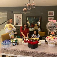 Kontras dengan ruangan lain, ruang makan terlihat lebih modern dengan tembok berwarna abu-abu. (Foto: instagram @zaskia_gotix)