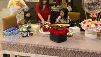 Usai melahirkan putri kecilnya, Arsila, pelantun lagu Bang Jono ini memang sengaja berhenti manggung. Ia fokus membesarkan anaknya. Foto: instagram @zaskia_gotix