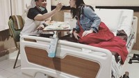 Saat sedang terbaring di rumah sakit, Zaskia ditemani sang suami yang menunggunya dengan setia. Tampak suami Zaskia mencoba menyuapkan makanan untuk istri tercintanya. Foto: instagram @zaskia_gotix