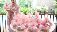 Momen ini diambil saat acara akikah anak Zaskia. Semuanya berkonsep pink, sampai makanan untuk tamu undangan pun dikemas dengan balutan warna pink. Foto: instagram @zaskia_gotix