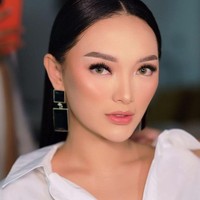 Selanjutnya ada Zaskia Gotik yang juga hanya merupakan lulusan SD. Melalui acara Pagi-pagi Ambyar Trans TV pada 15 September 2021, Zaskia Gotik mengatakan bahwa dirinya tak pernah lulus SMP. Hal itu dikarenakan Zaskia tidak naik kelas saat kelas 2 SMP akibat terlalu banyak bekerja sebagai penyanyi. Walaupun hanya merupakan lulusan SD namun karier Zaskia di dunia hiburan terbilang cukup sukses. Foto: instagram @zaskia_gotix