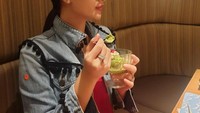 Selain sushi, Zaskia juga doyan matcha. Kali ini ia asyik menikmati semangkuk es krim rasa matcha. Slurp! Foto: instagram @zaskia_gotix