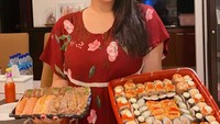 Salah satu makanan kesukaannya adalah sushi, Zaskia kerap menunjukkan momen makan sushi. Seperti dalam foto ini, sekotak sushi siap dilahapnya. Foto: instagram @zaskia_gotix