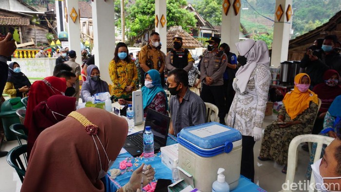 Percepatan vaksinasi COVID-19 menyasar penduduk sebuah desa terpencil di Kabupaten Mojokerto. Tidak hanya menempuh jalur berliku dan sempit di tengah hutan, petugas gabungan juga rela datang ke rumah-rumah warga untuk memberi vaksin virus Corona.