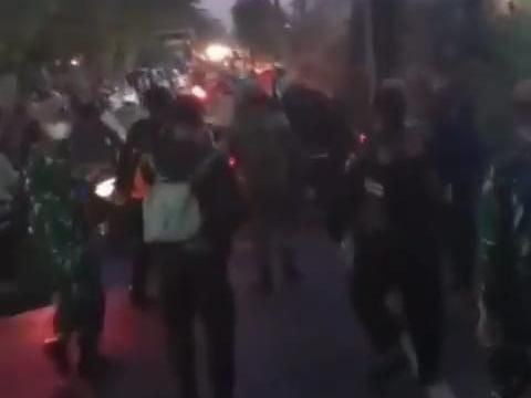 Video sekelompok massa mendatangi pos penyekatan Jembatan Suramadu di dekat BPWS viral di aplikasi perpesanan. Dalam video tersebut, terlihat sejumlah massa membawa petasan yang diarahkan ke petugas