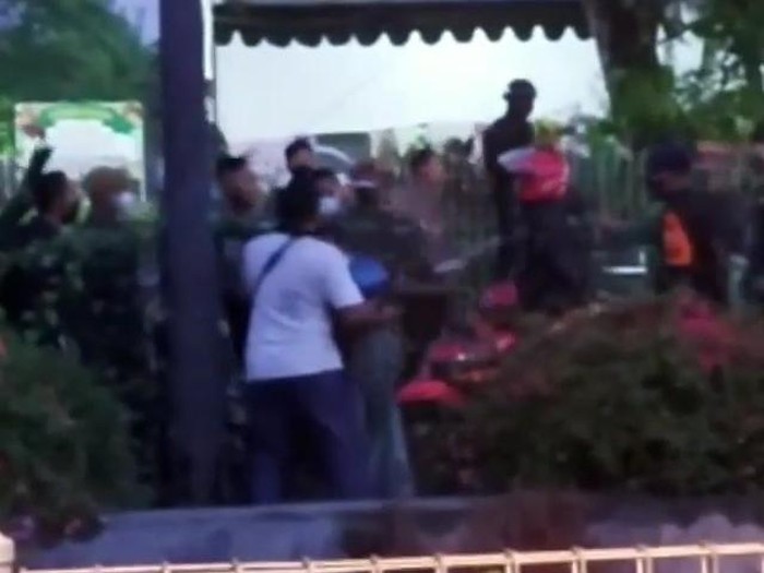 Video sekelompok massa mendatangi pos penyekatan Jembatan Suramadu di dekat BPWS viral di aplikasi perpesanan. Dalam video tersebut, terlihat sejumlah massa membawa petasan yang diarahkan ke petugas
