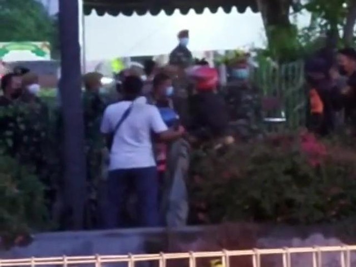 Video sekelompok massa mendatangi pos penyekatan Jembatan Suramadu di dekat BPWS viral di aplikasi perpesanan. Dalam video tersebut, terlihat sejumlah massa membawa petasan yang diarahkan ke petugas