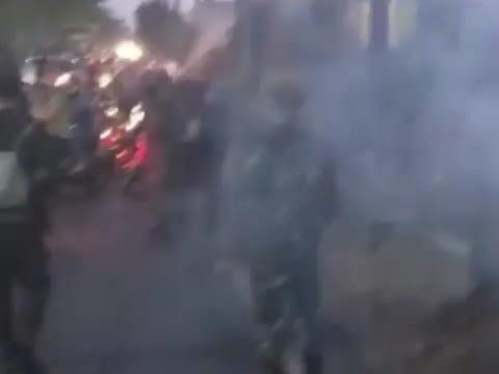 Video sekelompok massa mendatangi pos penyekatan Jembatan Suramadu di dekat BPWS viral di aplikasi perpesanan. Dalam video tersebut, terlihat sejumlah massa membawa petasan yang diarahkan ke petugas