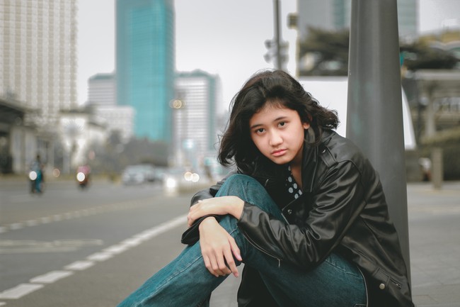 Taufik mengaku awalnya dia juga tak mengenal Amel yang disebut mirip Nike Ardilla. Dia sendiri memotret Amel secara tak sengaja. Dalam kesehariannya, dia terbiasa memotret dengan gaya street photo orang-orang yang tak dikenal. Taufik dan temannya biasanya hunting foto di sekitar Sudirman dan Dukuh Atas, Jakarta Pusat.  Foto: Dok. Tangkap layar akun TikTok @iamaugustsap.