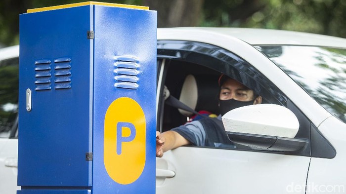 Waduh! Bayar Parkir Disini Bisa Sampai Rp 60 Ribu/Jam Sejumlah mobil parkir di kawasan IRTI Monas, Jakarta, Selasa, (22/6/2021).