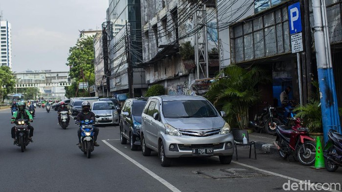 Sejumlah mobil parkir di kawasan IRTI Monas, Jakarta, Selasa, (22/6/2021).