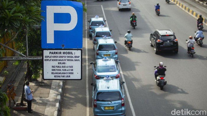 Sejumlah mobil parkir di kawasan IRTI Monas, Jakarta, Selasa, (22/6/2021).