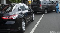 Dhani menjelaskan tarif parkir tertinggi diberlakukan untuk yang bersinggungan dengan angkutan umum massal hingga radius 500 meter. Lokasi tersebut seperti di kawasan Jl Gajah Mada, Jl Hayam Wuruk, Jl KH Hasyim Ashari, dan Jl Ir Juanda.  