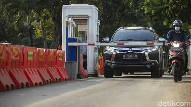 Parkir Sembarangan di Monas Berujung Ban Mobil Kempis