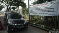 Tarif parkir tertinggi juga akan dikenakan jika masyarakat ketahuan belum membayar pajak kendaraan bermotor dan kendaraan tersebut tidak lulus emisi.  