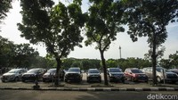 Sejumlah mobil parkir di kawasan IRTI Monas, Jakarta, Selasa, (22/6/2021).   