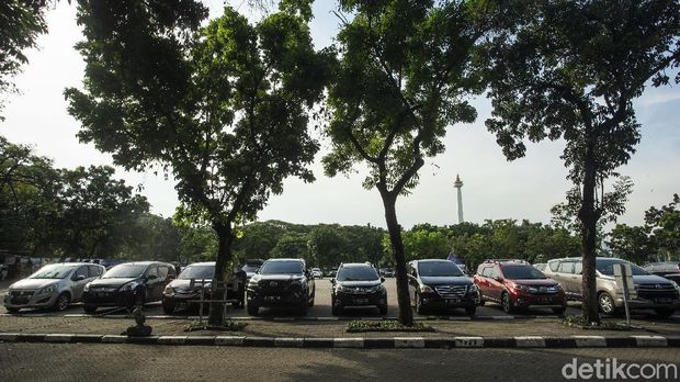 Waduh! Bayar Parkir Disini Bisa Sampai Rp 60 Ribu/Jam Sejumlah mobil parkir di kawasan IRTI Monas, Jakarta, Selasa, (22/6/2021).