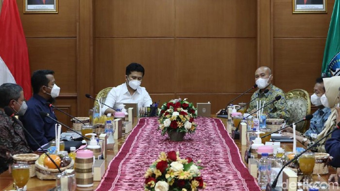 Budidaya porang menjadi komoditas unggulan di Jatim. Wagub Jatim Emil Elestianto Dardak menyatakan, tata niaga porang mulai memiliki wadah dan diperhatikan Pemprov Jatim.