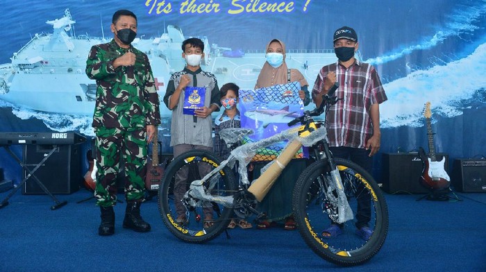 Wakasal beri hadiah sepeda ke bocah yang terombang-ambing di tengah laut