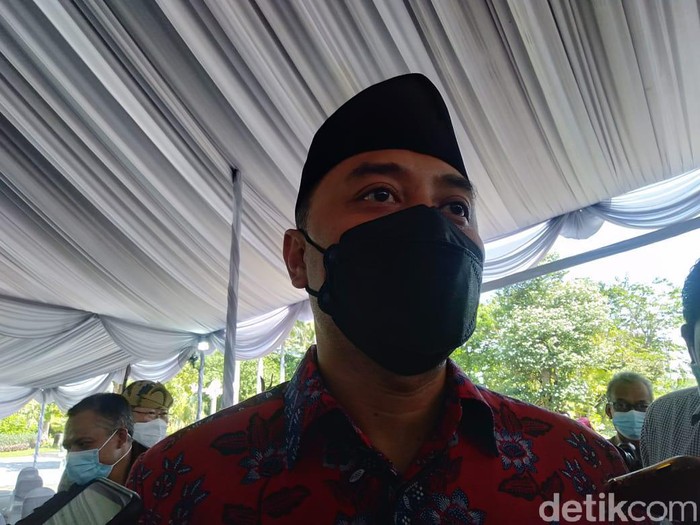 Pembelajaran tatap muka (PTM) rencananya akan digelar mulai Juli 2021. Namun Pemkot Surabaya akan membatalkan wacana tersebut jika kasus COVID-19 di Kota Pahlawan terus naik.