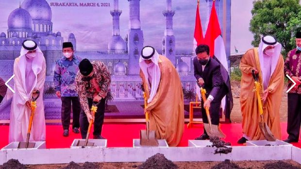 Wali Kota Solo Gibran Rakabuming Raka dan Menteri Energi dan Industri UEA Suhail Mohamed Faraj Al Mazrouei bersama-sama menuangkan adonan semen dengan sekop ke dalam lubang tanah di lokasi pembangunan masjid. Dok.Detik
