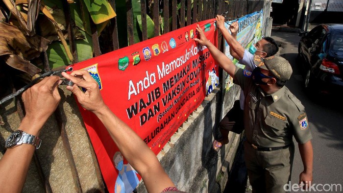 Kasus COVID-19 di Jakarta terus bertambah setiap harinya. Kawasan zona merah Corona pun kian bertambah dan tersebar di empat wilayah Ibu Kota.