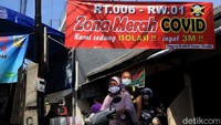 Pengurus Rukun Tetangga (RT) melakukan penyekatan dan menerapkan protokol kesehatan ketat di zona merah RT 006/001 Kelurahan Gandaria Selatan, Jakarta Selatan, Selasa (22/6/2021).